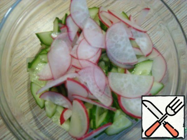 Cut the radish into thin slices.