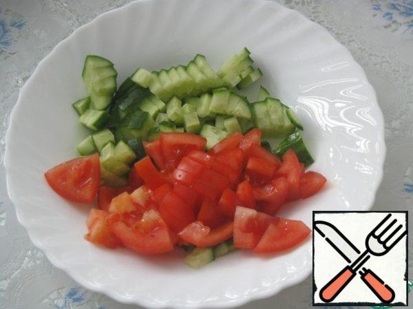 Wash the cucumbers and tomatoes and cut them into small pieces.