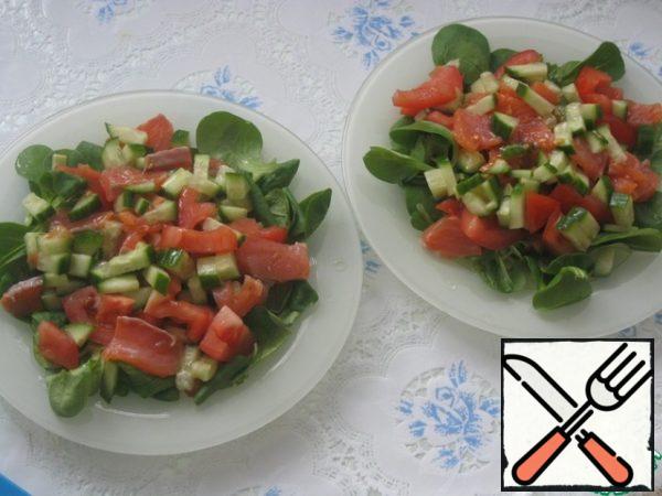 Put lettuce leaves on plates - top with vegetables and fish.