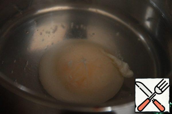 Prepare a poached egg. Gently break the egg, strain off the watery protein with a strainer. Then boil the water, add a couple of drops of vinegar, turn on the gas so that the water does not boil. Form a "funnel" of water and carefully lower the egg into it, bringing it as close to the funnel as possible. Cook for 3.5 minutes. Carefully remove with a slotted spoon.