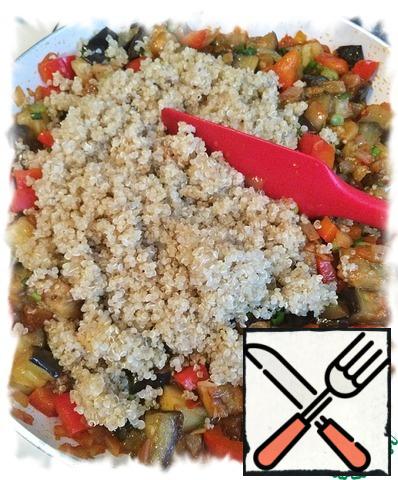 When the vegetables are ready and the excess liquid has evaporated, turn off and add the cooked quinoa. Mix everything.