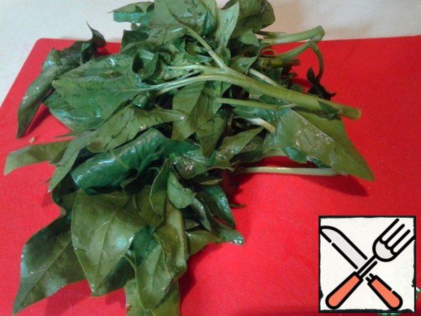 Wash the spinach and separate the soft parts. Cut or pick.