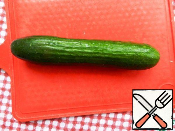 Showing the size of the cucumber) Cut it into quarters (as in a normal salad), add to the cabbage.