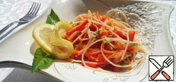 Let stand for 15 minutes so that the noodles absorb the juice of the vegetables.
