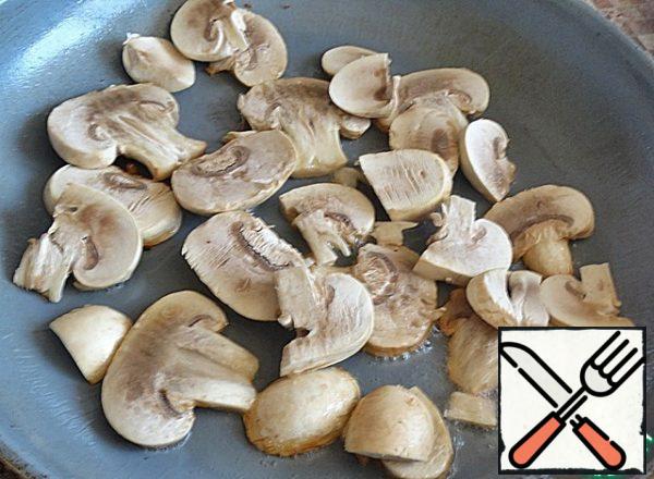 Heat the olive oil in a frying pan, add the fragrant unrefined sesame oil and fry the mushrooms, sliced, on both sides.
