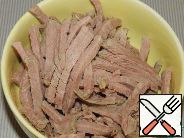 Cut the boiled beef into strips.