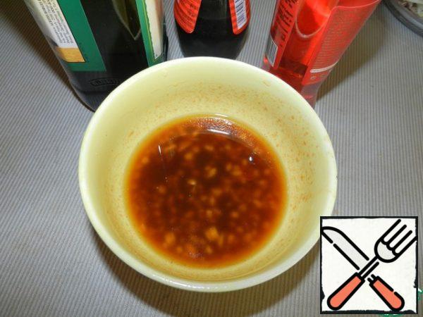 We are preparing a muffin. Peel and chop the garlic, add oil, soy sauce, vinegar, pepper and sugar. Take out the sample and add the ingredient that you are missing.