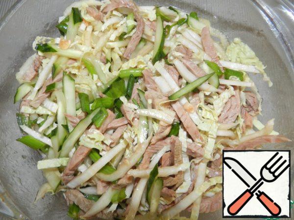 Now mix the meat, cucumbers and herbs, pour the dressing and send it to the refrigerator for 1-2 hours.