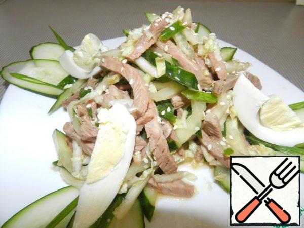 Before serving, sprinkle the salad with sesame seeds and garnish with slices of boiled egg.