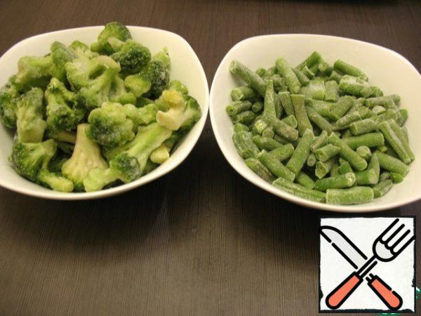 Leeks and any vegetables or vegetable mix (without carrots), I had asparagus beans, broccoli. on a high heat, quickly fry the vegetables so that they are not soft, but on the tooth, add soy sauce and your favorite spices at the end, I have a sauce for vegetables, I added 2 tablespoons.