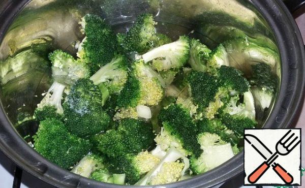 As the water boils, put the broccoli in it and mix well.