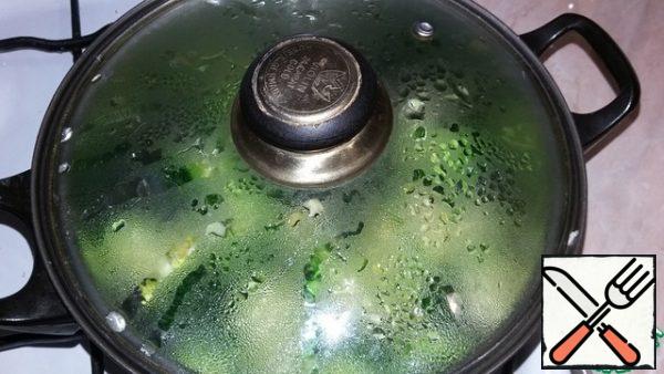 After a minute, add the garlic, cover and simmer for about 2-3 minutes, it is important not to overcook. Be guided by the color of the cabbage, it should be emerald green, and taste crispy.