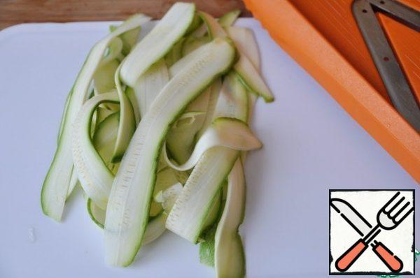 For cooking, take zucchini. Using a grater or vegetable peeler, cut along thin strips-noodles.
