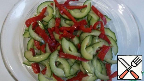 Cut the pepper into thin strips, mix with the cucumber, sprinkle with salt and remove for 30 minutes.