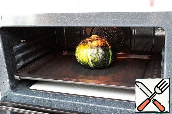 Cover the pumpkin with the top and bake in the oven at 190°C for 20 minutes.
