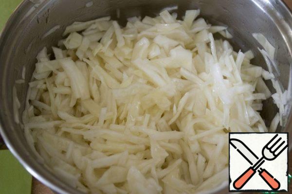 Cut the cabbage into small strips. Add salt and season with 6 tablespoons of oleic oil. Refrigerate for 1 hour. With Peking cabbage, the salad will turn out more tender.