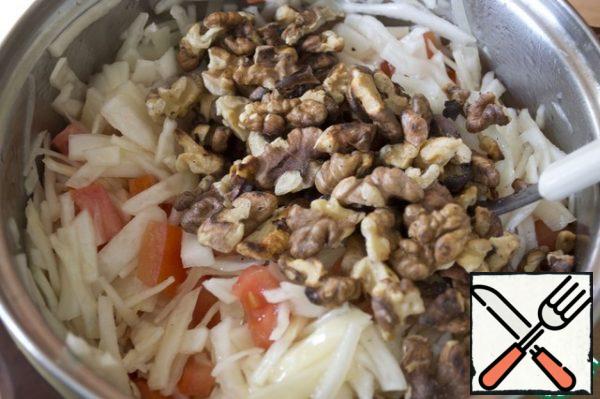 Mix the cabbage, tomatoes and nuts. For dressing-mix the remaining oil (2 tbsp) with vinegar, soy sauce, sweeten with sugar. Add salt and ground black pepper to taste.
Season the salad.