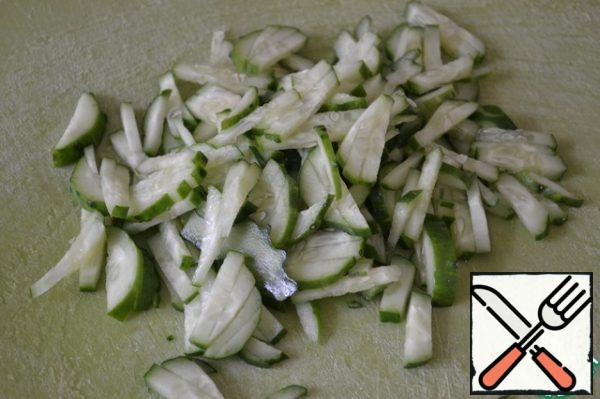 Wash the cucumbers and cut them into strips.