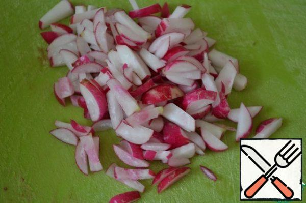 Wash the radishes and cut them into strips. Put the cucumbers and radishes in a bowl, add salt and leave for 5 minutes.