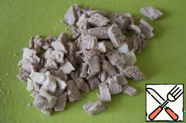 Boil the meat in salted water with your favorite spices. Cool and cut into slices.