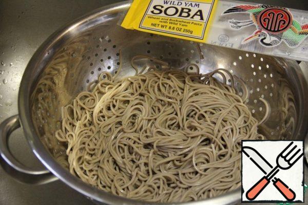 Boil the soba in boiling water for 6-8 minutes (according to the instructions), throw it on the drushlag and wash it with cold water. If there is no soba, you can use any thin spaghetti or other pasta.