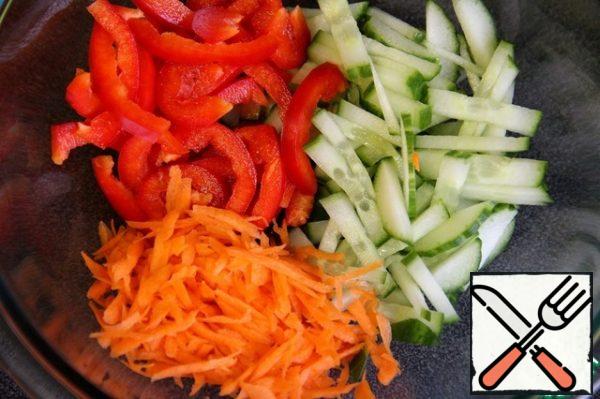 Pepper and cucumber cut into thin strips, grate the carrots.