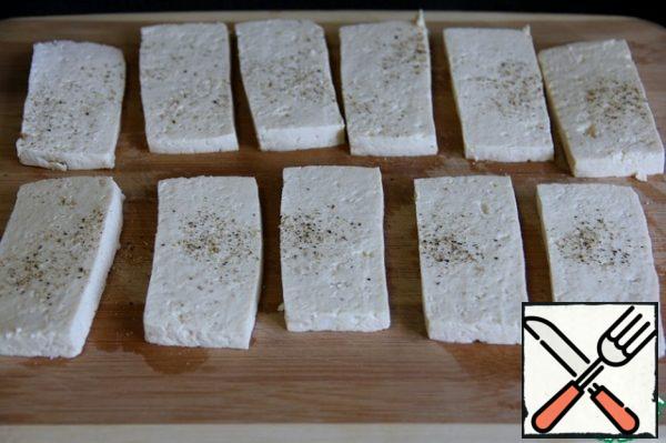 Dry the tofu with a paper towel and cut it into pieces about 0.5 cm thick. Sprinkle one side with spices ( according to your taste, I have a mixture of peppers).
