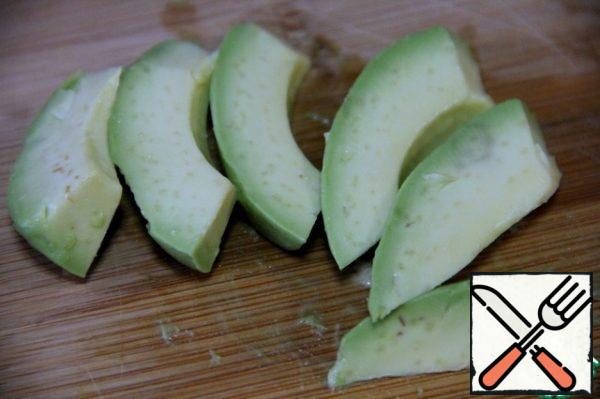 Cut the avocado into pieces.