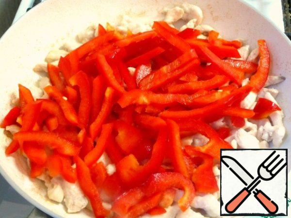 Put the pepper and lightly fry.