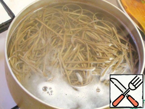 Boil the soba for 4 minutes, put it on a sieve, transfer it and pour in the soy sauce.