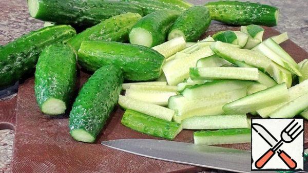 Wash the cucumbers, wipe them off, cut off the tips and cut the cucumbers into blocks about 0.5 cm thick and 2-2. 5 cm long.