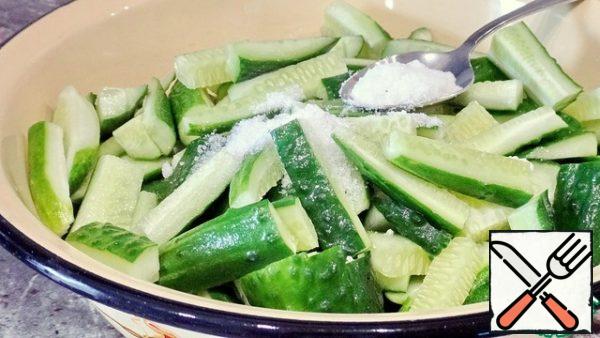 Put the cucumbers in an enameled Cup, add salt and mix well. Leave for at least 30-40 minutes, stirring occasionally.