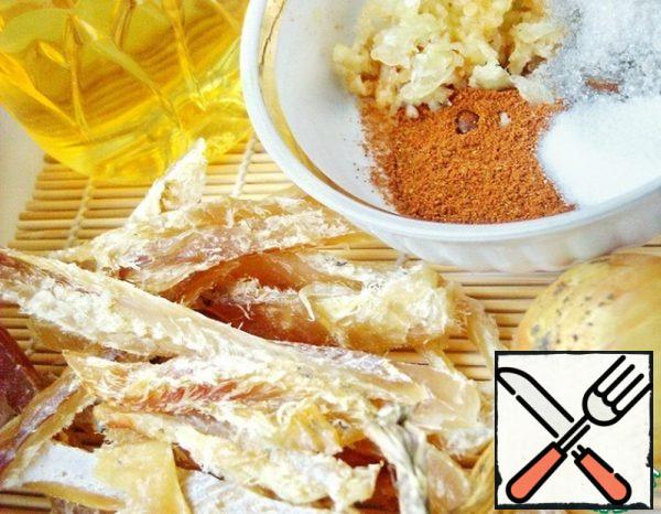 Cut the dried pollock into very thin strips about 5 cm long. If the fish is very dry, you can lightly sprinkle it with water and let it brew.
Peel the onion, cut it arbitrarily and fry it in a frying pan with heated vegetable oil. After frying, remove the onion from the oil.