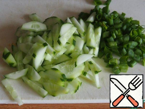 Slice the fresh cucumber and green onion. Funchoza to cook according to instructions on the pack. I always cut the finished funchosa so that the noodles are shorter.