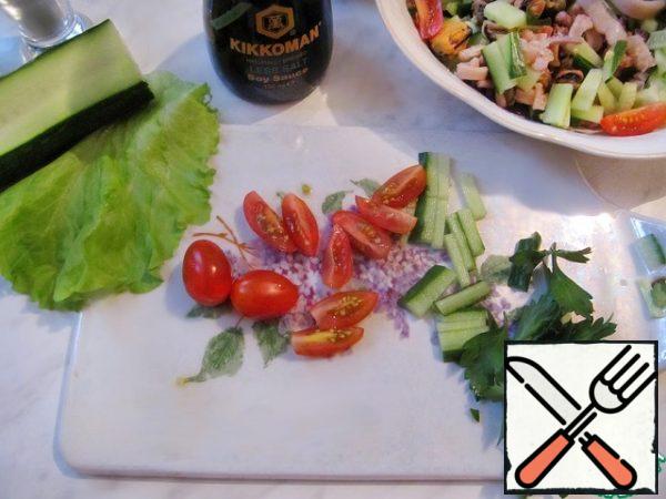 Mix sliced cucumbers and tomatoes with a sea cocktail