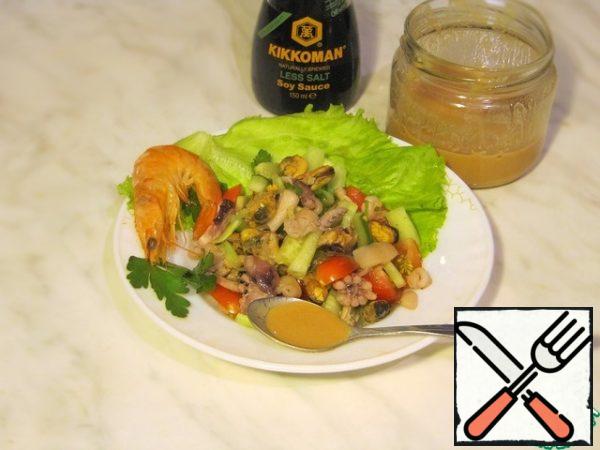 Pour the prepared sauce over the salad and serve it to the table.
It turns out very tasty.
