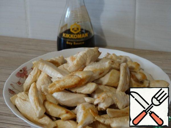 Cut the chicken fillet into elongated pieces and quickly fry in portions, until ready, in a small amount of vegetable oil. When roasting, we do not allow the release of juice. We put the finished meat in a separate dish.