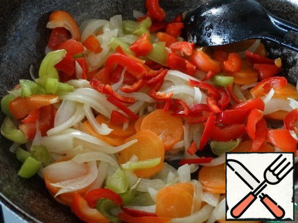 Carrots are cut into thin circles, onions with feathers. Sharp red pepper cut into thin and small straws ( leave half). Multicolored bell pepper is also cut into cubes, I had it frozen. Fry the onion and carrot until soft, then add the pepper. Continue roasting for another 2 minutes. Vegetables should not be fried and lose color.