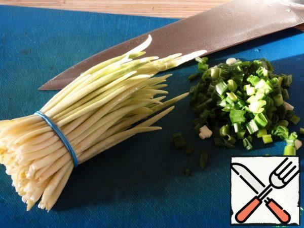 Green onion and cherry (it can be replaced with 2-3 cloves of garlic) finely cut.
