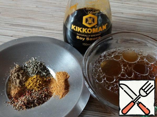 We prepare the marinade. To do this, mix dry spices, sugar, vegetable oil, soy sauce and 2/3 cup mushroom broth. Put the marinade container in the microwave for 30 seconds so that it heats up and reveals the taste of spices. Then add vinegar and, if necessary, salt.