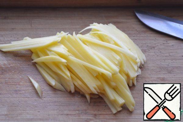 Cut the potatoes into thin strips (it is better to use potatoes of "wax" varieties, rather than crumbly).