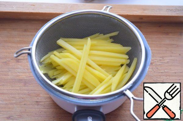 Boil the water, lightly salt it (as for pasta) and dip the potatoes into it, cook for 1 minute, then discard on a sieve and let the water drain. Cool completely.