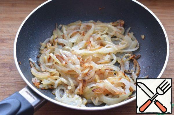 Cut the onion into half rings and fry until Golden. Cool completely.