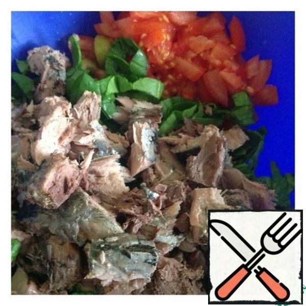 Chop the spinach and cut the tomatoes into half rings or cubes. Whatever you like. Drain the liquid from the tuna and remove the central bone. Break it into random pieces.