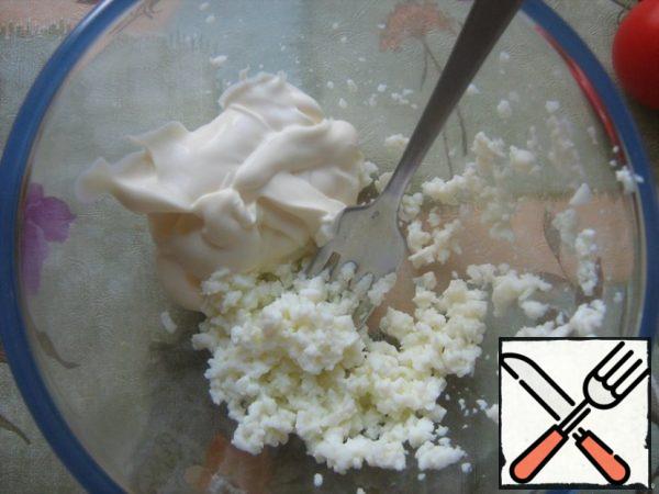 Make the dressing.
Chop the egg white in a blender (or mash with a fork), add two tablespoons of mayonnaise, and mix.