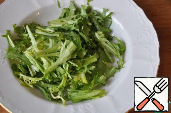 Wash the arugula, dry it with a paper towel, tear or cut it.