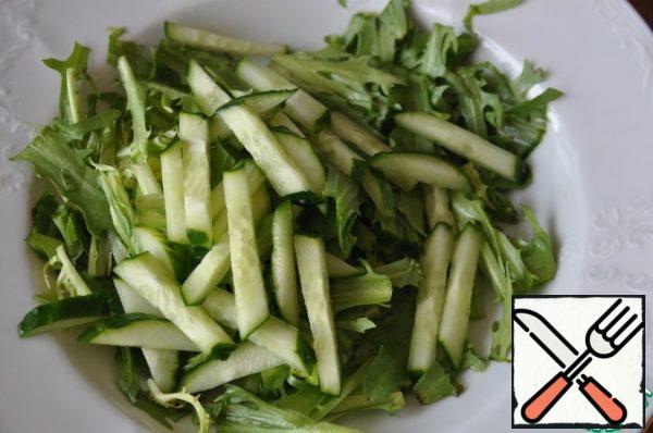 Wash cucumber, cut into half rings or straws. Mix with arugula.
