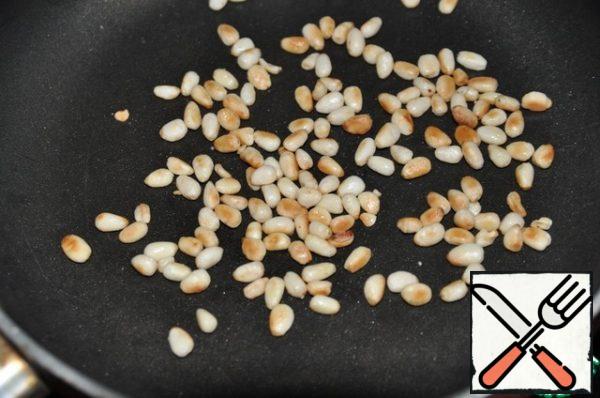 As I already wrote, I do not like peanuts, so I replace it with pine nuts. By the way, many Chinese eateries also use this option.
Pine nuts are dried in a pan until light flavor.