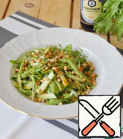 Pour the salad dressing, sprinkle with pine nuts.