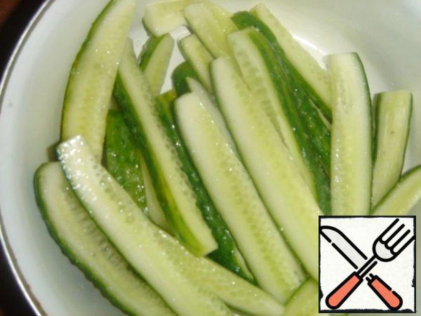 Cut the cucumbers lengthwise into cubes and add salt. Postpone.